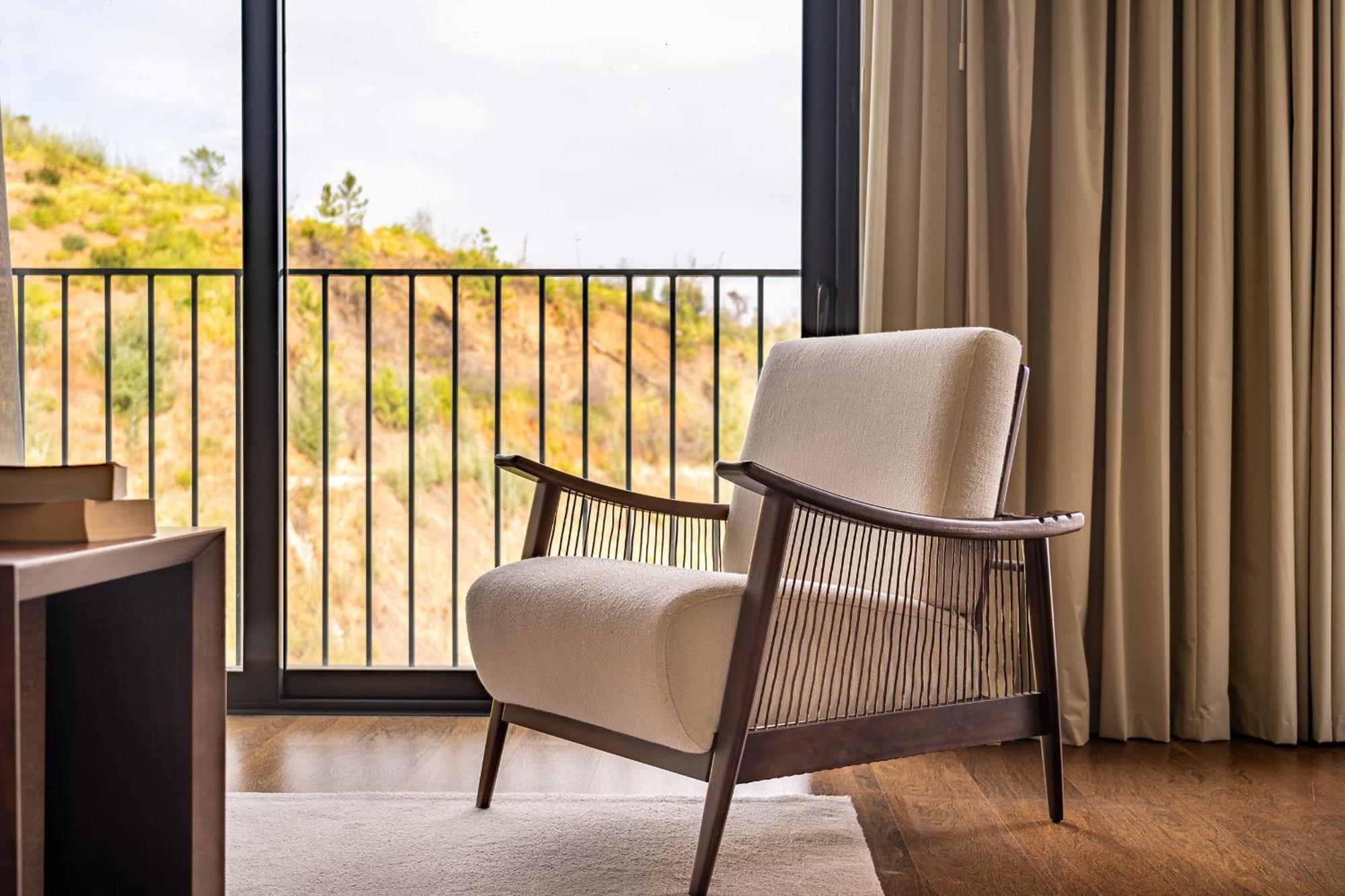 Monchique Resort & Spa エクステリア 写真 A chair with a woven back