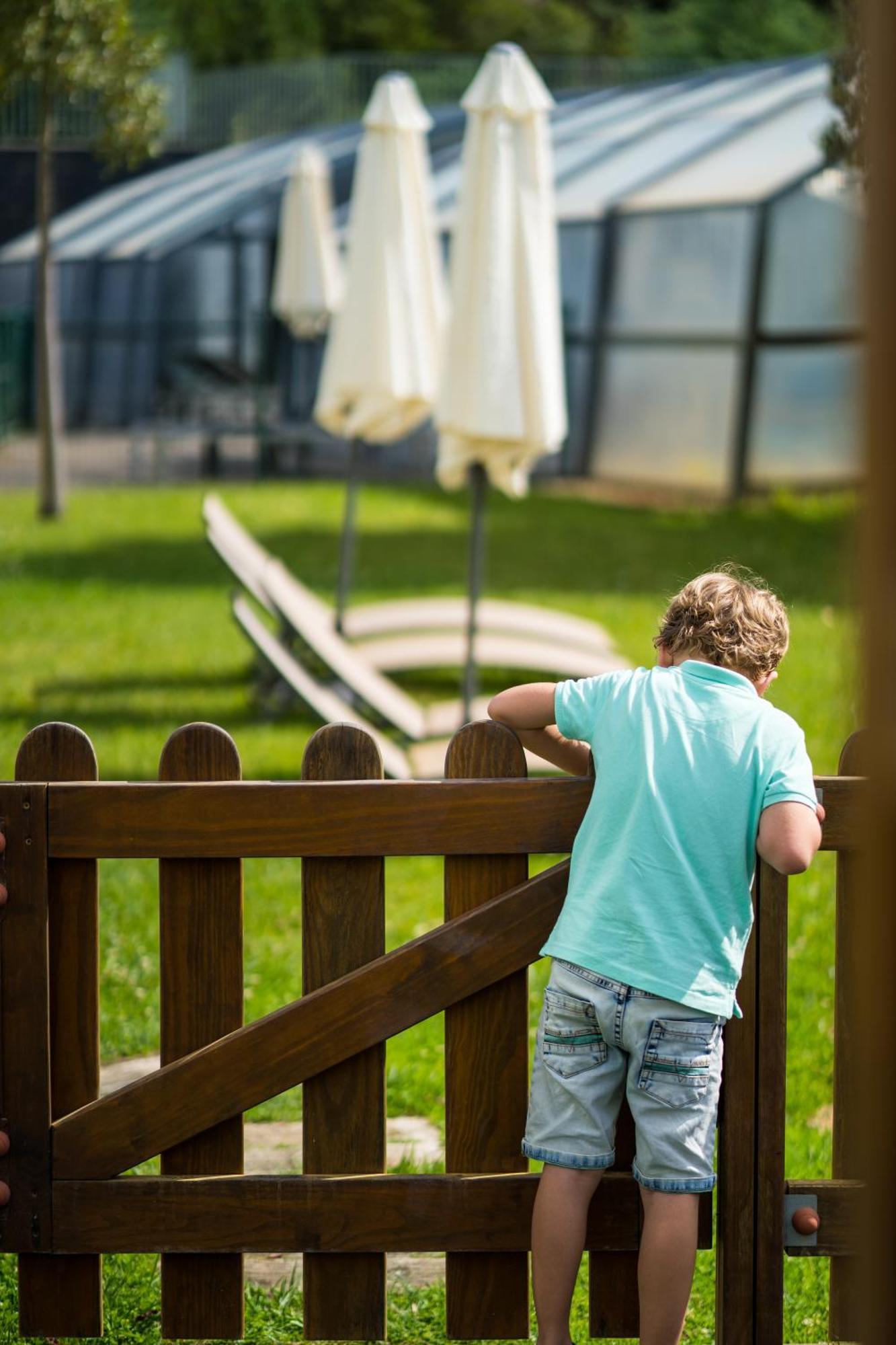 Monchique Resort & Spa エクステリア 写真 A child looking through a fence