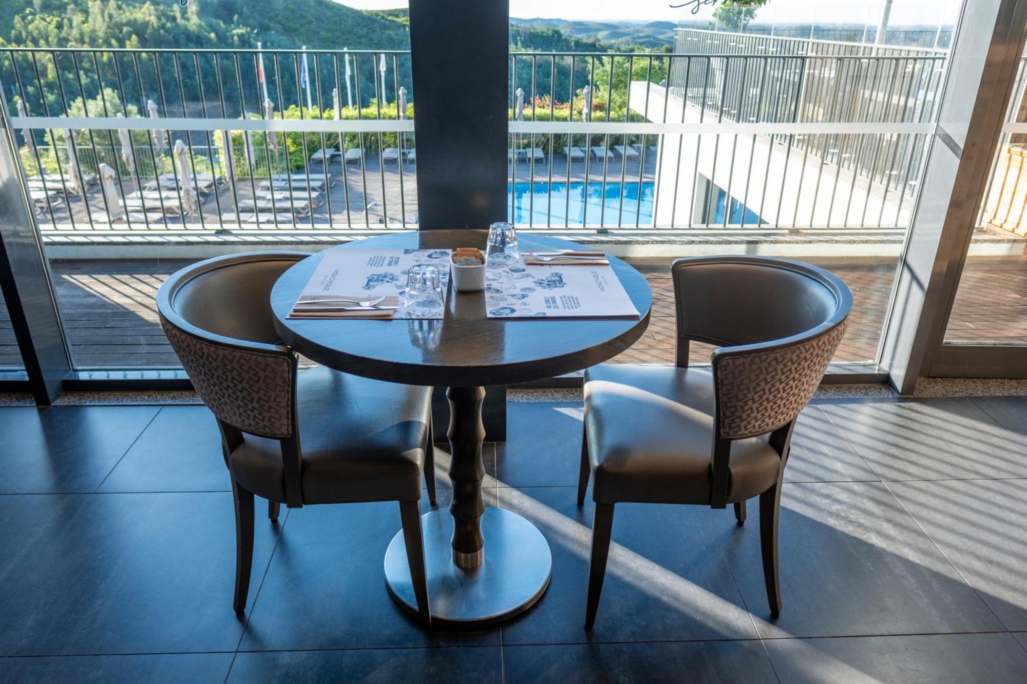 Monchique Resort & Spa エクステリア 写真 A table and chairs